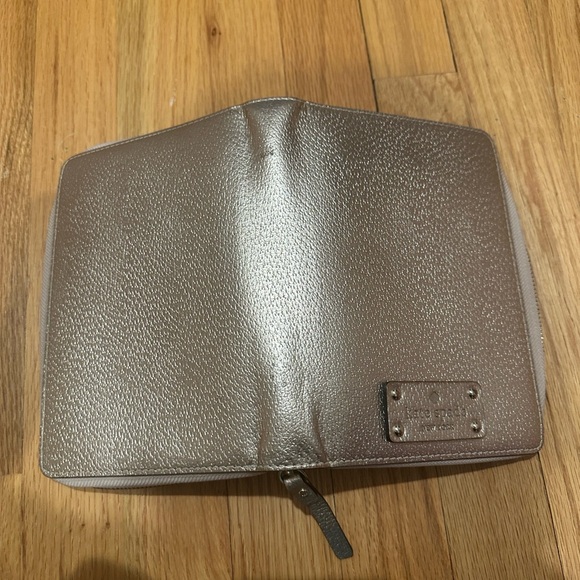 Kate Spade Silver Key Card Holder Elegant Compact Design - Picture 3 of 3